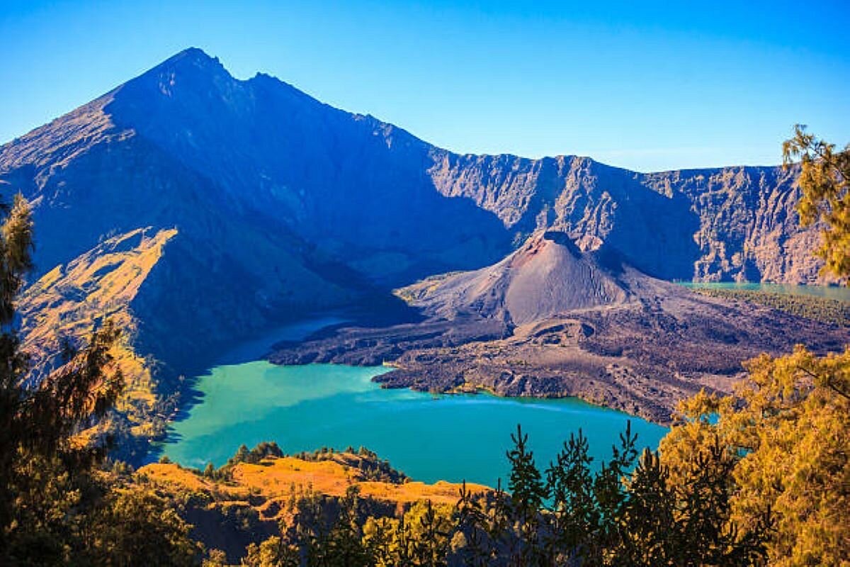 The Mission Rinjani group on the mountain